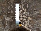 Bild: Prinzessin Schlenkerbiene schaut von ihrer Burg in ihr Reich. – Klick zum Vergrößern