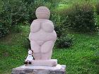 Bild: Traute Zweisamkeit mit Venus von Willendorf – Klick zum Vergrößern
